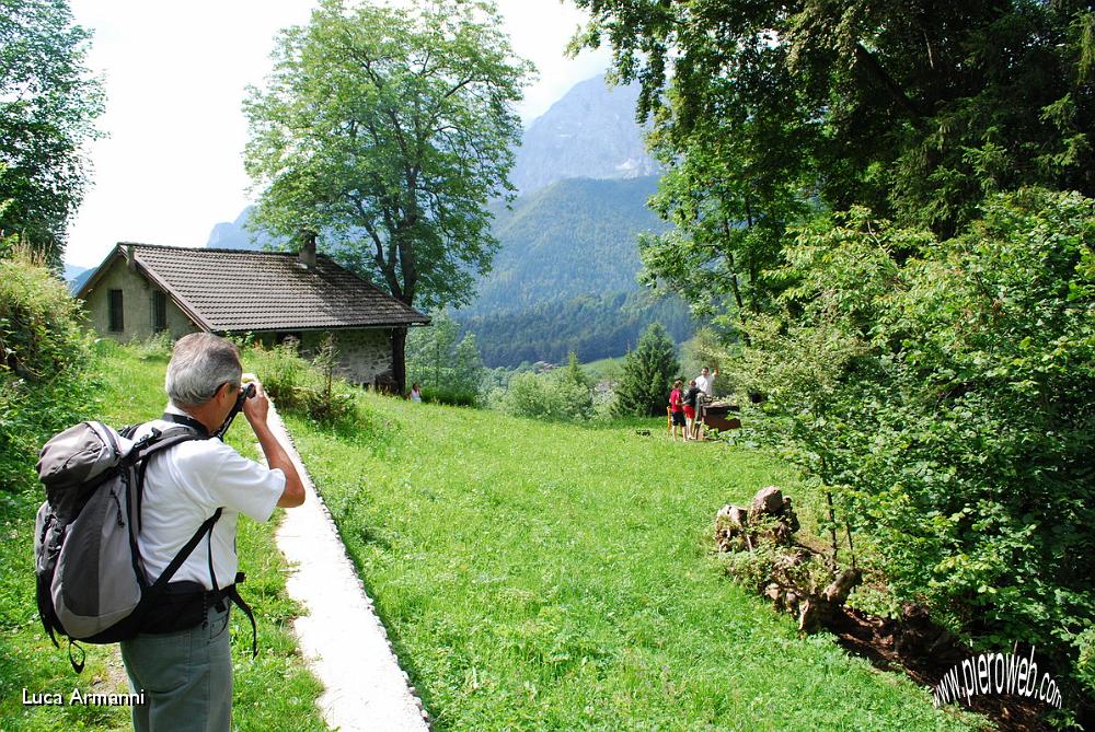 18 Una foto agli amici che preparano il braciere.JPG